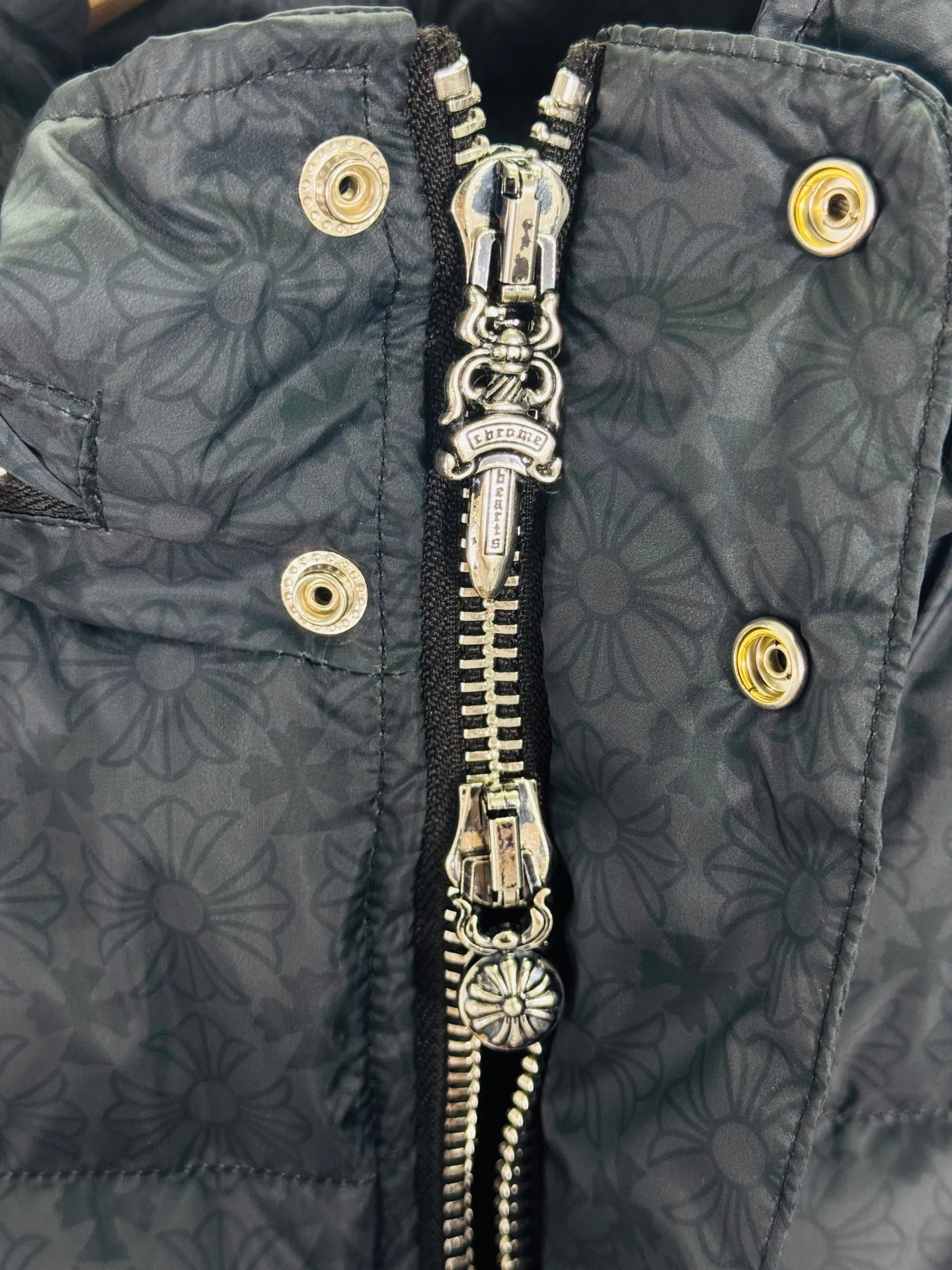 P720 top version 🐮 Real shot without P, ​​different from market products] Chrome Hearts ❄️ Winter environmentally friendly down jacket series ❄️ Chrome Hearts dark pattern series hooded down vest is available at the counter at the same time ❤ The hood is detachable! The best Guangzhou national standard 90 velvet on the market! ! The world’s highest fluffiness of 900D! ! High standard and sufficient down filling! ! Exterior windproof and waterproof dark pattern custom fabric, interior high-grade dark pattern lining fabric to prevent lint, original hardware molding, exquisite craftsmanship details, casual or formal wear ✨ slim fit and not bloated Recommended color: Customized dark pattern flower series Code number: S, M, L, XL